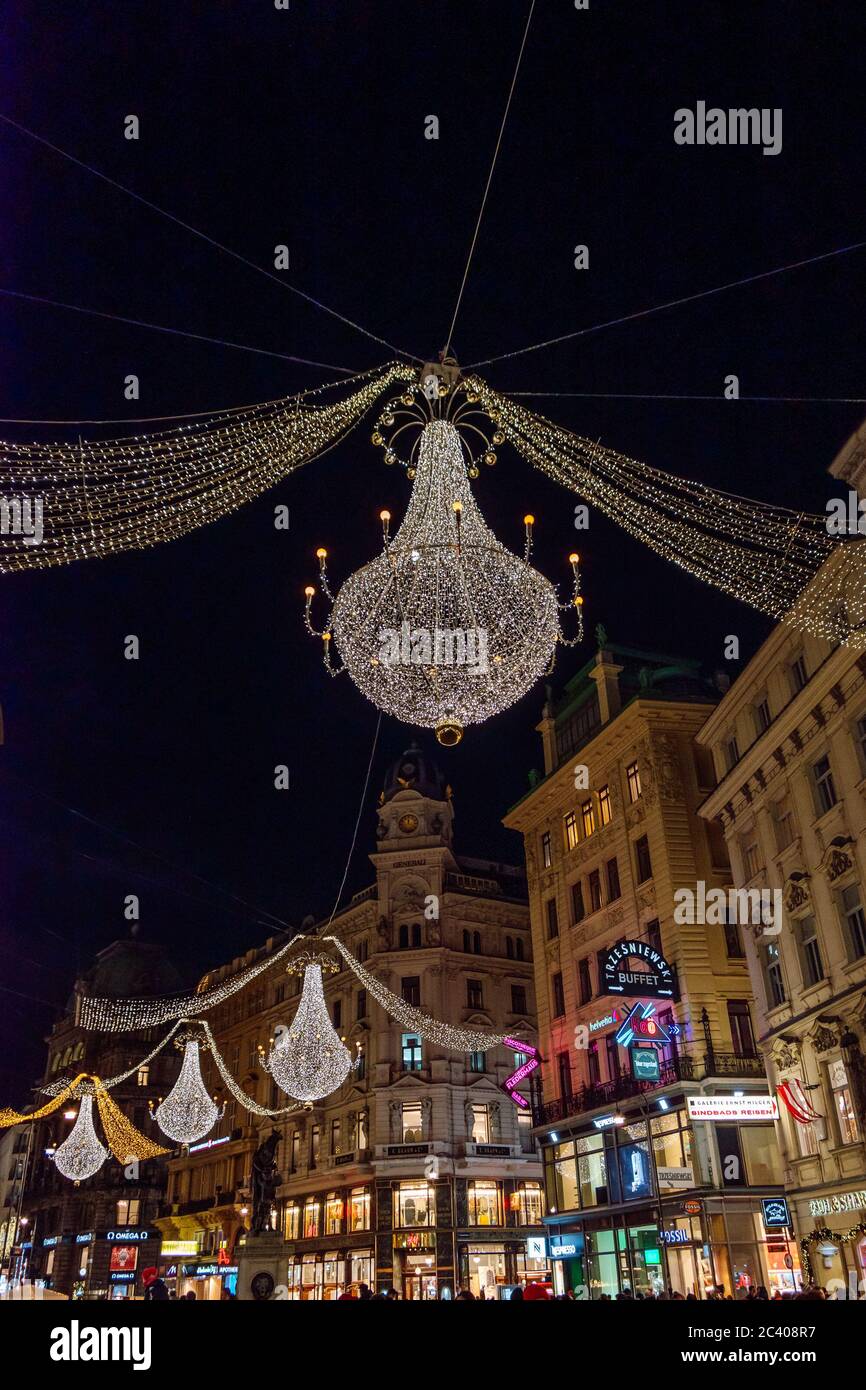 Lustre de Noël à Vienne, rue Graben. Belle décoration de Noël lumineuse contre le ciel sombre de nuit, Vienne, Autriche Banque D'Images