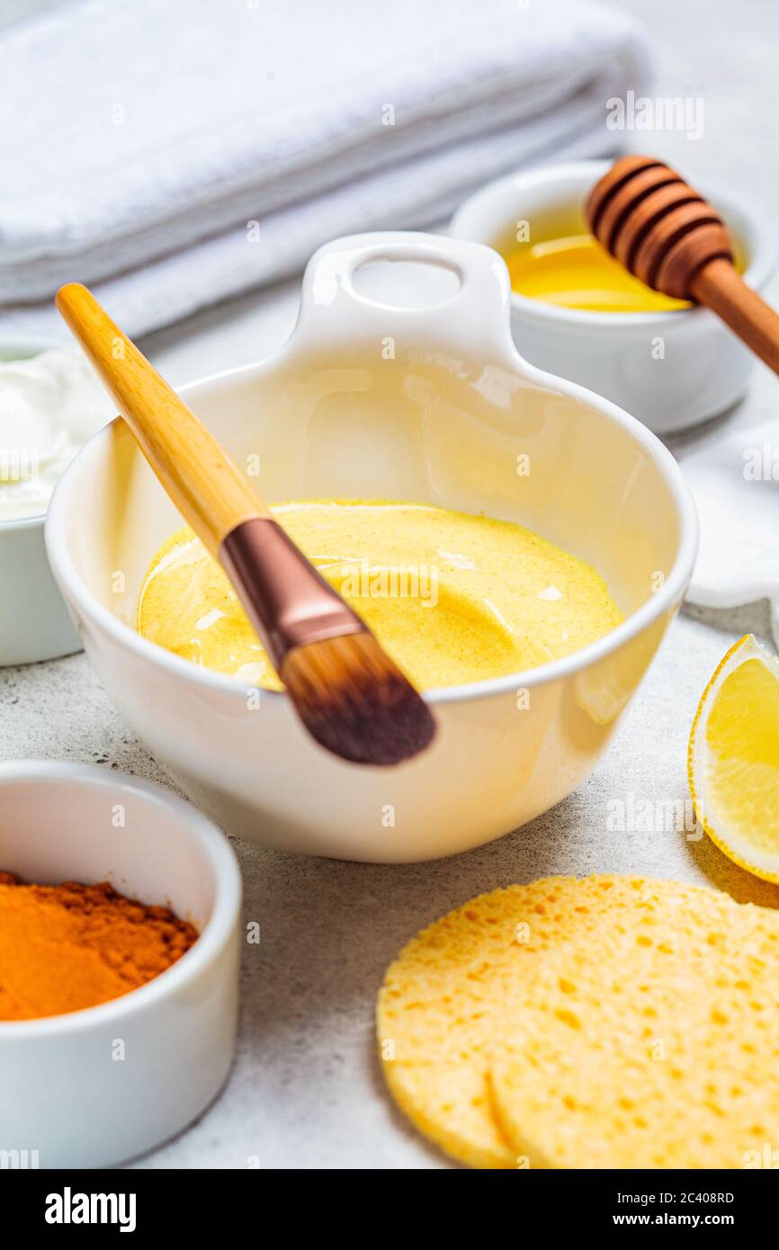 Préparation du masque curcuma avec du miel et du yaourt Photo Stock - Alamy