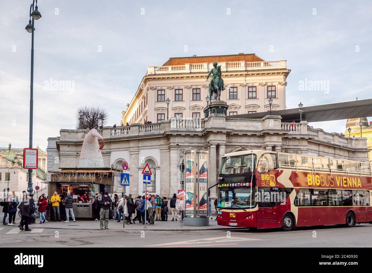 Bus touristique rouge de Helmut Zilk Platz, Albertinaplatz, vieille ville, Vienne, Autriche. Banque D'Images