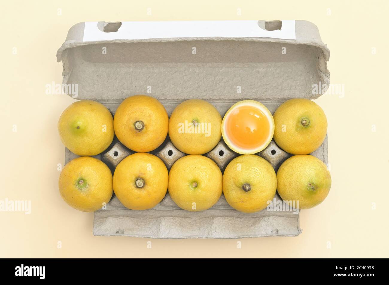 Une douzaine d'œufs de poulet au citron dans un emballage conceptuel Banque D'Images