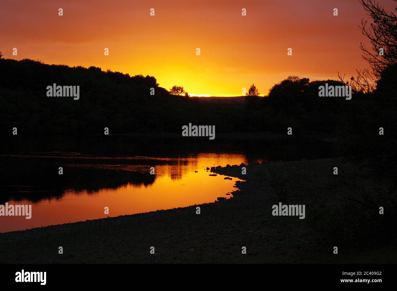 Séquence d'images d'un coucher de soleil, réservoir Swinsty en Angleterre, coucher de soleil Red Sky, réflexion au coucher du soleil dans le réservoir Banque D'Images