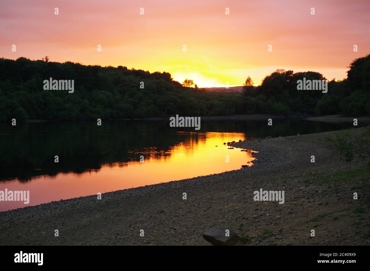Séquence d'images d'un coucher de soleil, réservoir Swinsty en Angleterre, coucher de soleil Red Sky, réflexion au coucher du soleil dans le réservoir Banque D'Images