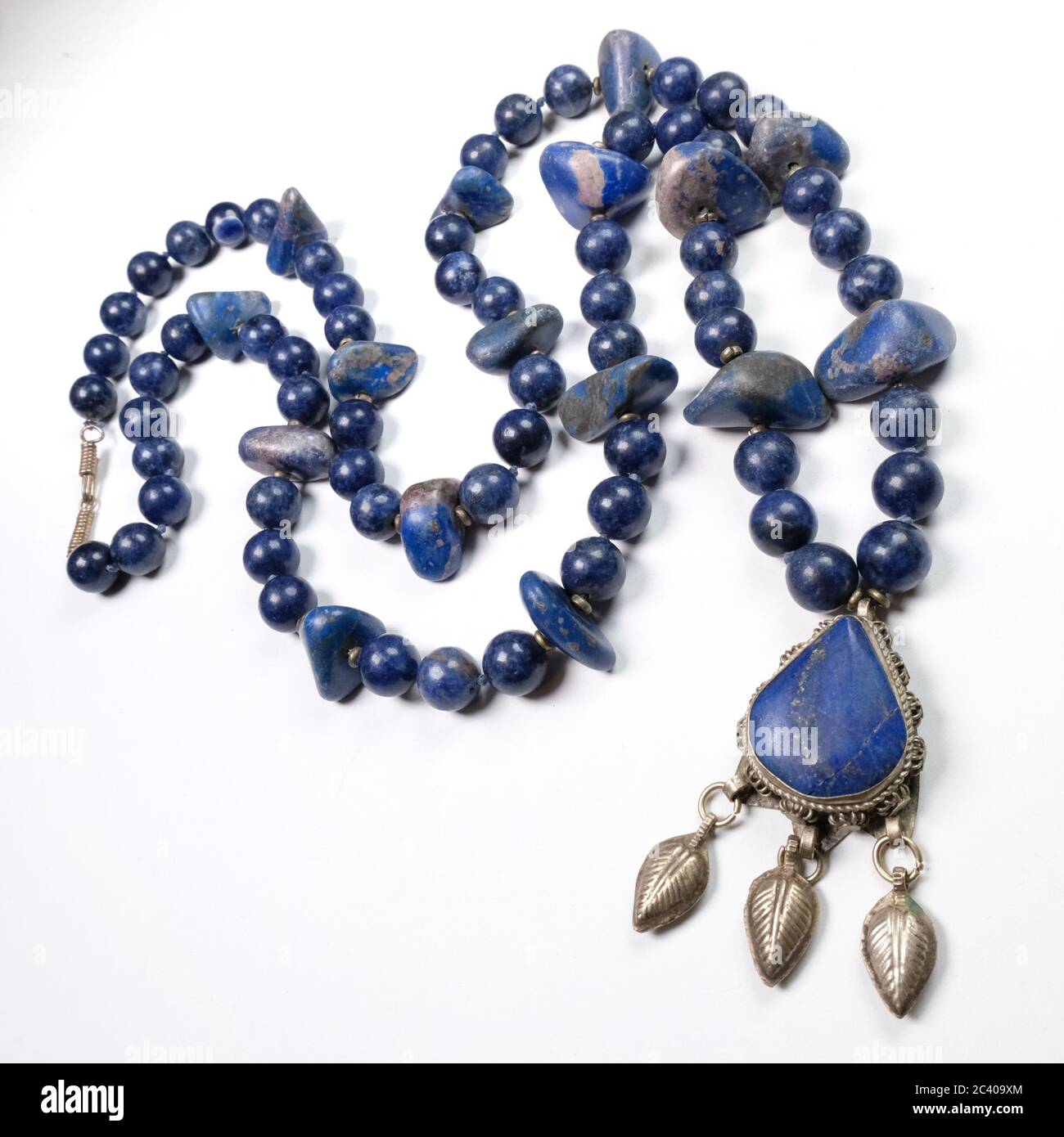 Gros plan d'un collier fait à la main en pierres semi-précieuses Lapis Lazuli Banque D'Images