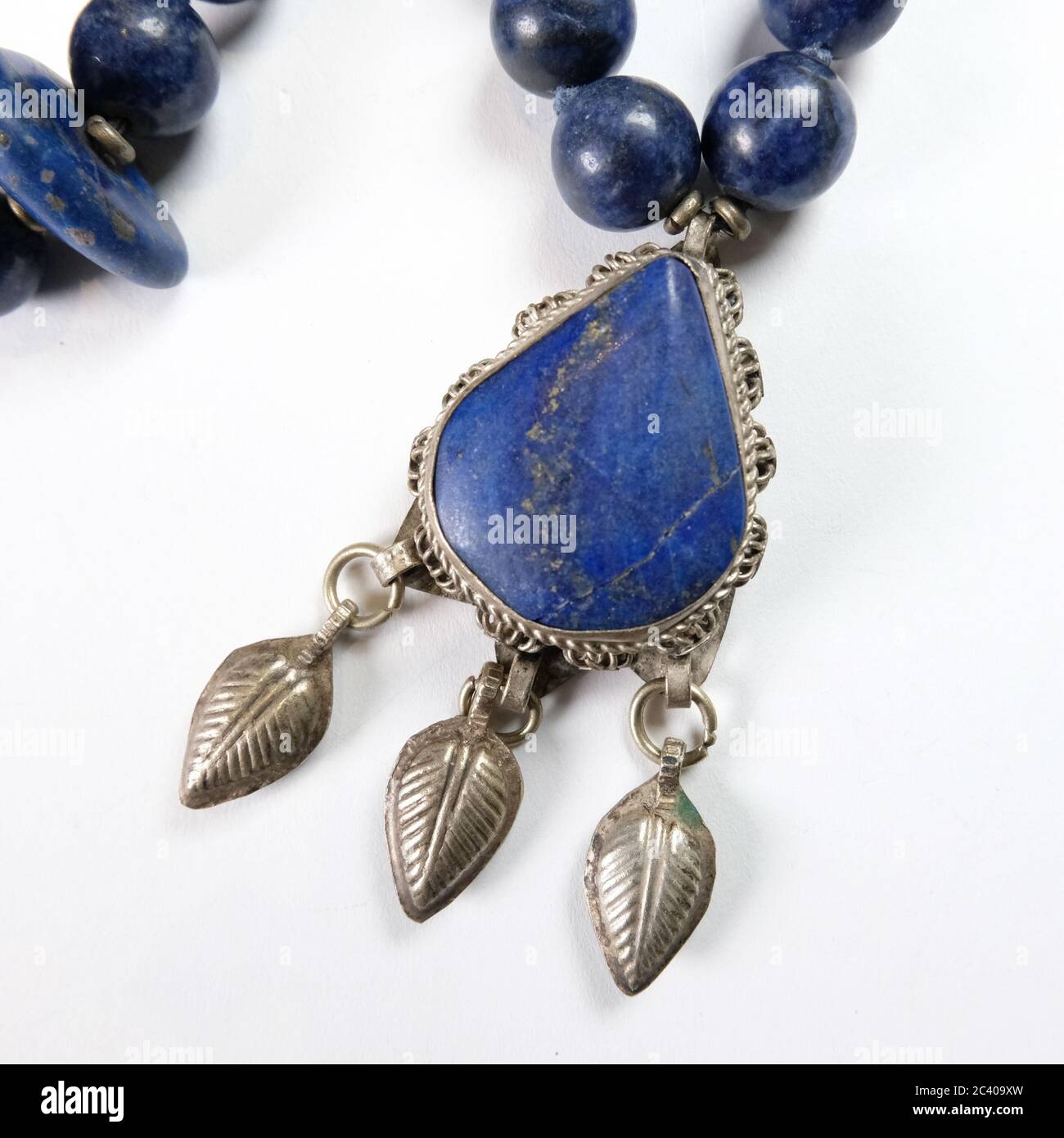 Gros plan d'un collier fait à la main en pierres semi-précieuses Lapis Lazuli Banque D'Images