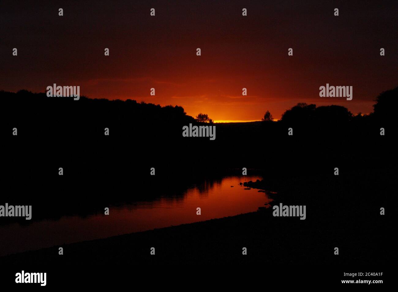 Séquence d'images d'un coucher de soleil, réservoir Swinsty en Angleterre, coucher de soleil Red Sky, réflexion au coucher du soleil dans le réservoir Banque D'Images