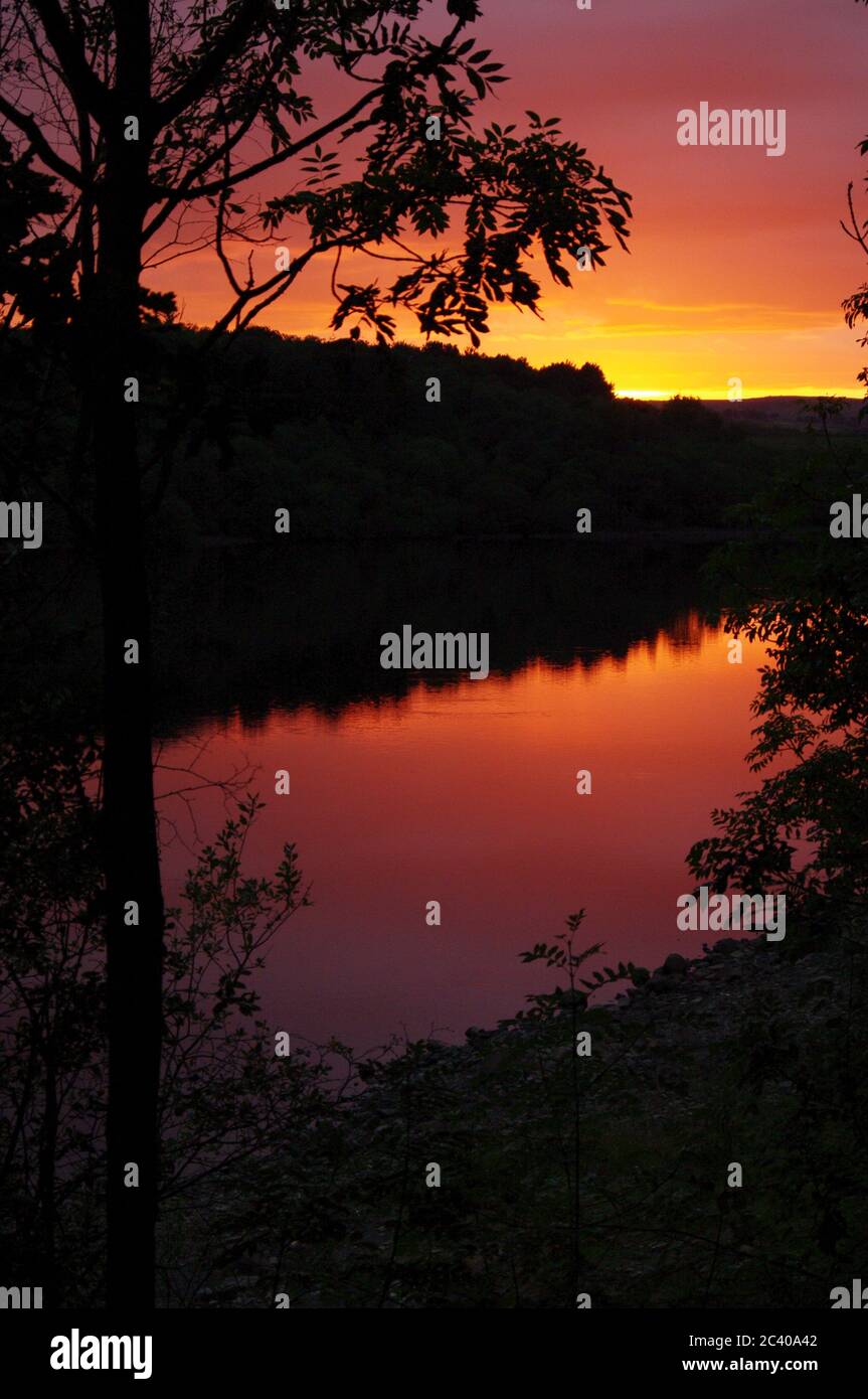 Séquence d'images d'un coucher de soleil, réservoir Swinsty en Angleterre, coucher de soleil Red Sky, réflexion au coucher du soleil dans le réservoir Banque D'Images