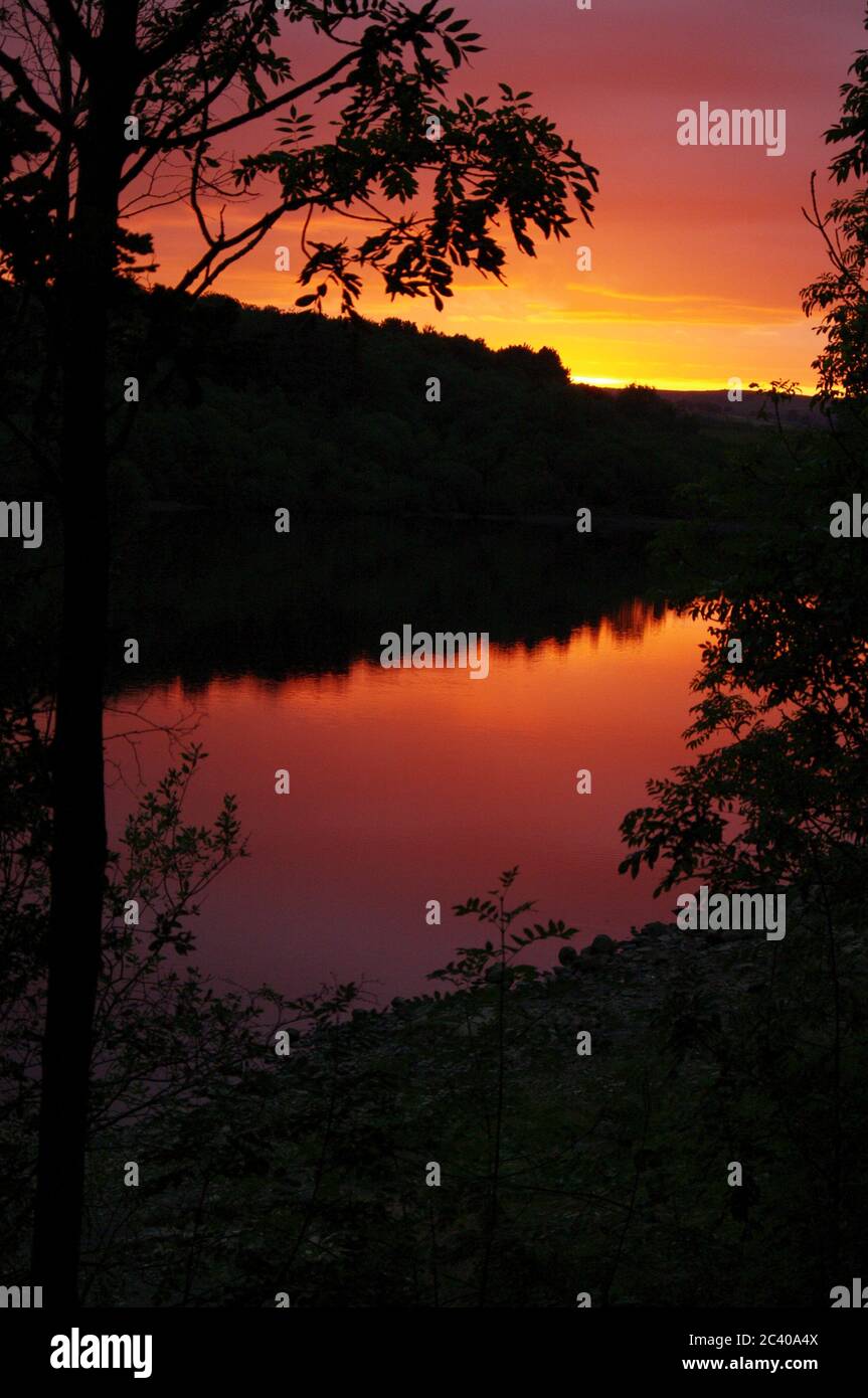 Séquence d'images d'un coucher de soleil, réservoir Swinsty en Angleterre, coucher de soleil Red Sky, réflexion au coucher du soleil dans le réservoir Banque D'Images