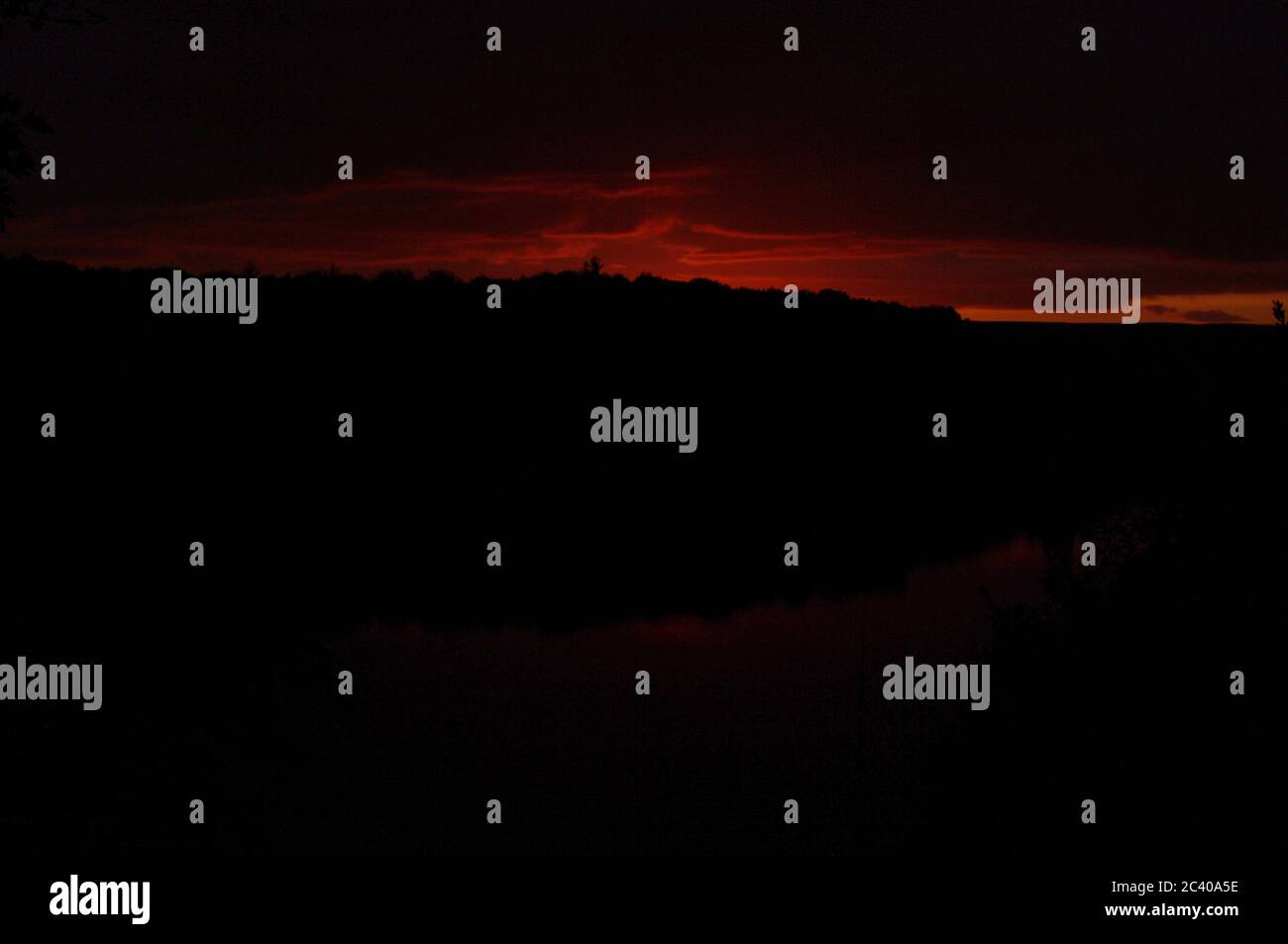 Séquence d'images d'un coucher de soleil, réservoir Swinsty en Angleterre, coucher de soleil Red Sky, réflexion au coucher du soleil dans le réservoir Banque D'Images