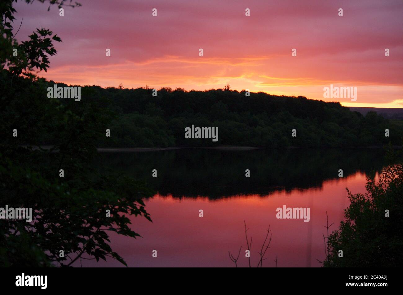 Séquence d'images d'un coucher de soleil, réservoir Swinsty en Angleterre, coucher de soleil Red Sky, réflexion au coucher du soleil dans le réservoir Banque D'Images