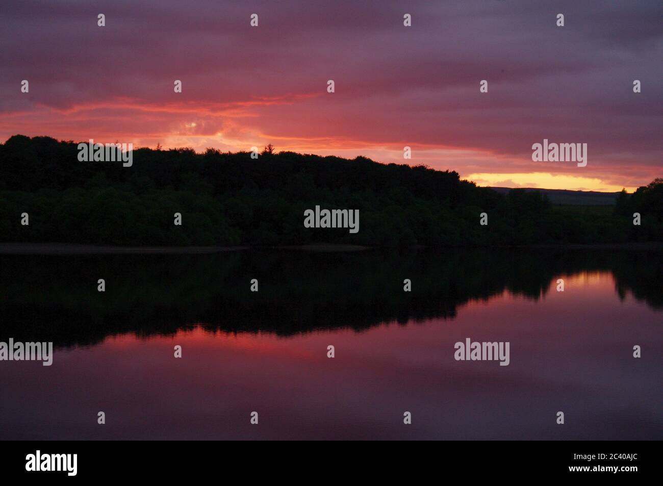 Séquence d'images d'un coucher de soleil, réservoir Swinsty en Angleterre, coucher de soleil Red Sky, réflexion au coucher du soleil dans le réservoir Banque D'Images