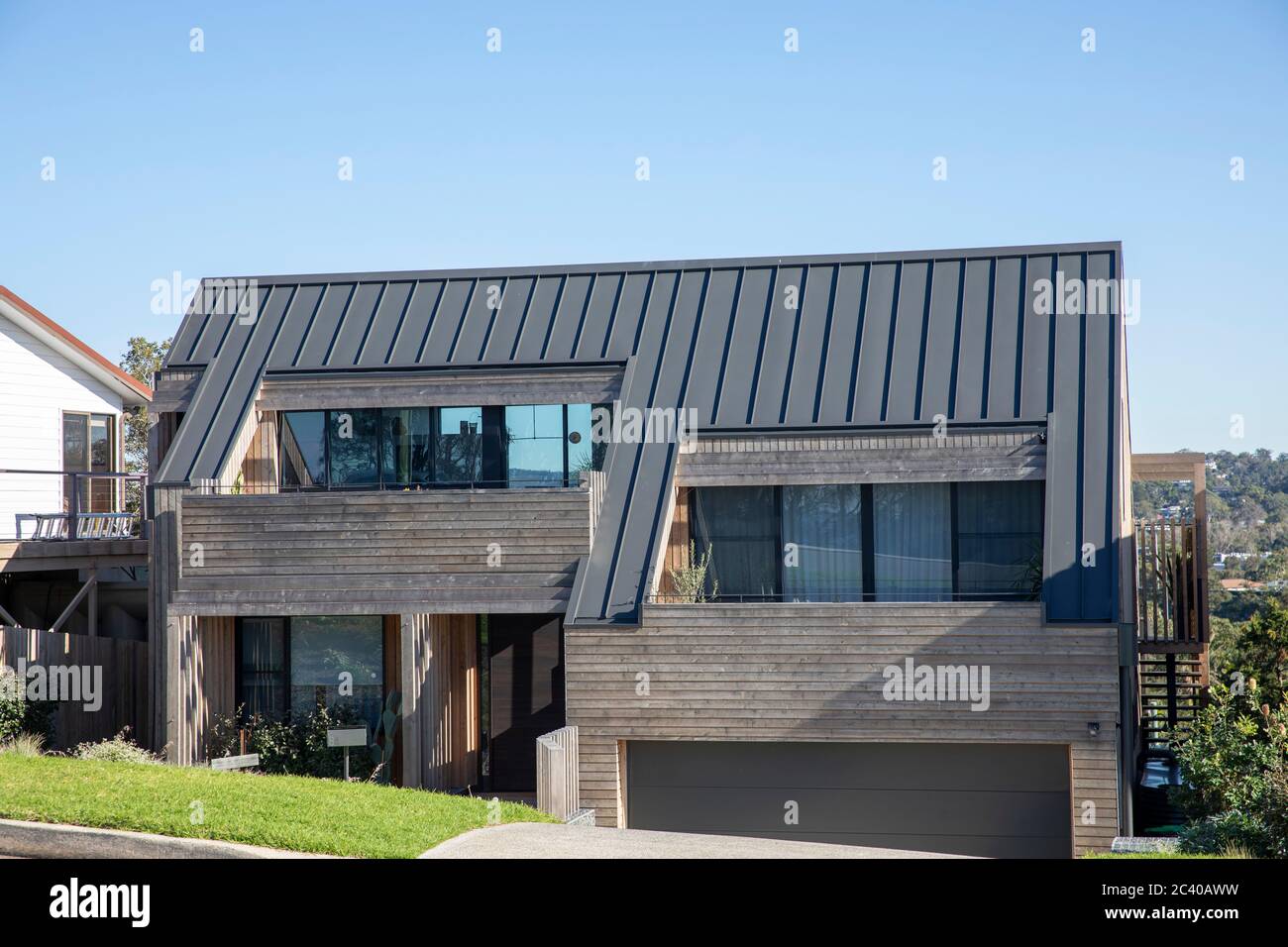 Moderne australien maison individuelle dans la banlieue de Sydney de Warriewood, ciel bleu hiver jour, Australie Banque D'Images