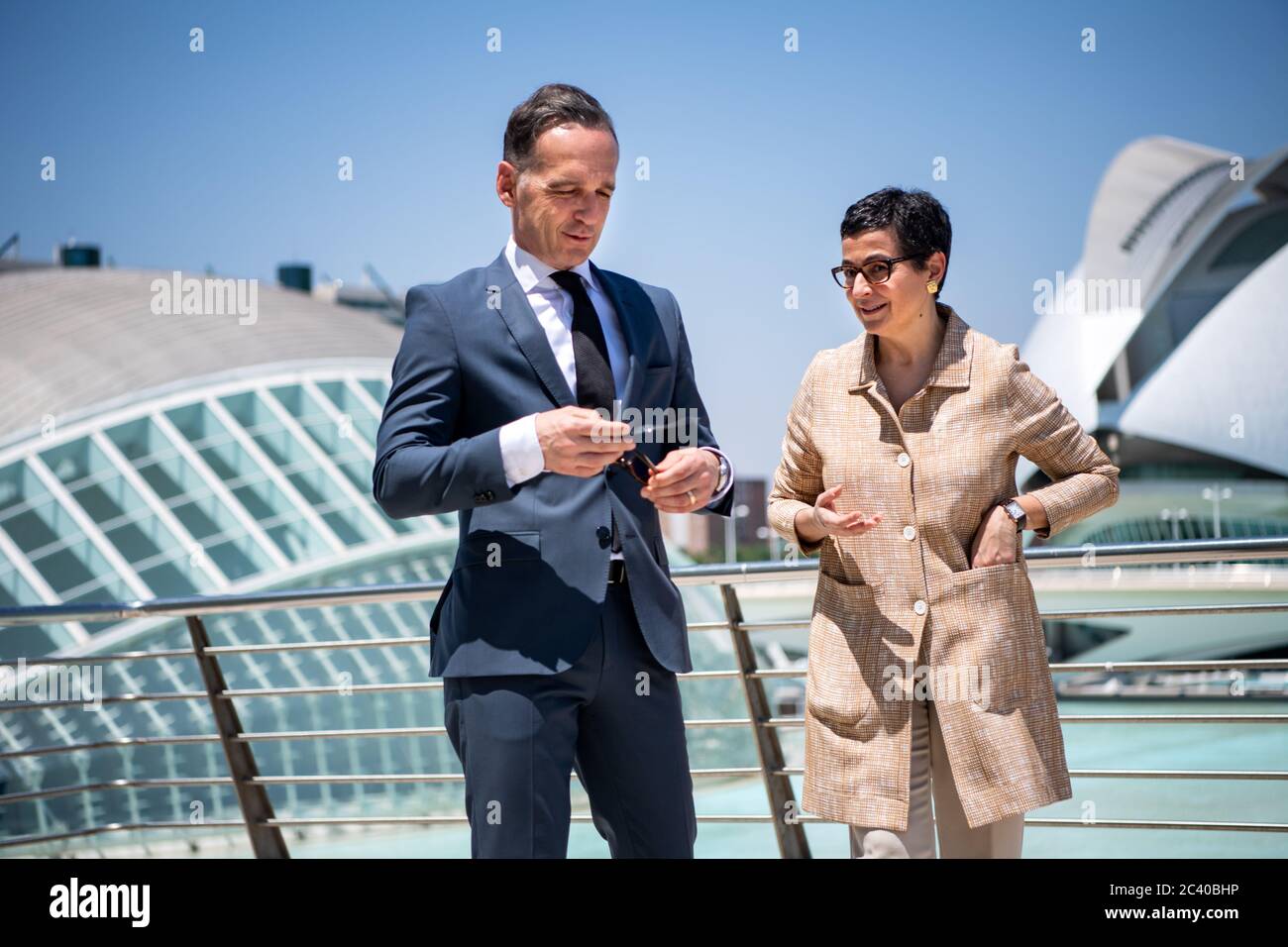 Valence, Espagne. 23 juin 2020. Heiko Maas (SPD), ministre des Affaires étrangères, et Arancha Gonzalez Laya, ministre des Affaires étrangères de l'Espagne, parlent lors d'une visite guidée de la ville des Arts et des Sciences (Ciudad de las Artes y las Ciencias) à Valence (Espagne). L'Espagne n'a pas rouvert ses frontières aux touristes avant 21.06.2020. Le ministre allemand des Affaires étrangères visite l'un des plus grands pays de l'Union européenne quelques jours avant le début de la présidence allemande de l'UE. Credit: Bernd von Jutrczenka/dpa/Alay Live News Banque D'Images