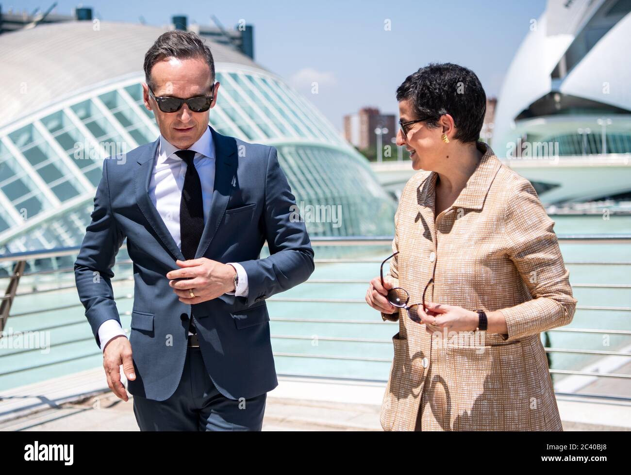 Valence, Espagne. 23 juin 2020. Heiko Maas (SPD), ministre des Affaires étrangères, et Arancha Gonzalez Laya, ministre des Affaires étrangères de l'Espagne, parlent lors d'une visite guidée de la ville des Arts et des Sciences (Ciudad de las Artes y las Ciencias) à Valence (Espagne). L'Espagne n'a pas rouvert ses frontières aux touristes avant 21.06.2020. Le ministre allemand des Affaires étrangères visite l'un des plus grands pays de l'Union européenne quelques jours avant le début de la présidence allemande de l'UE. Credit: Bernd von Jutrczenka/dpa/Alay Live News Banque D'Images