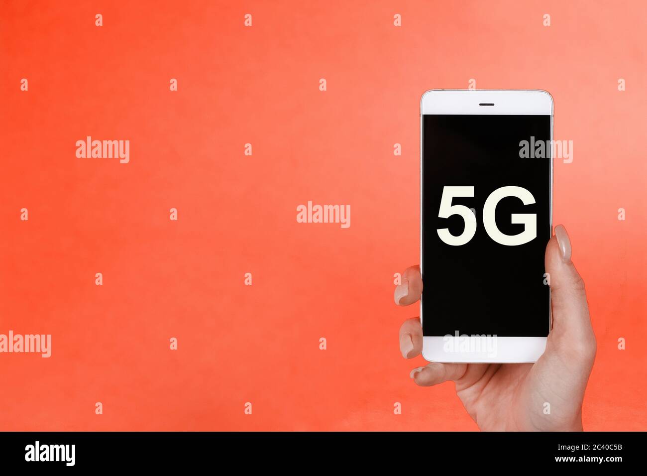 Danger concept, main tenant un téléphone avec un symbole 5G. Le concept de réseau 5G, Internet mobile haut débit, réseaux de nouvelle génération Banque D'Images