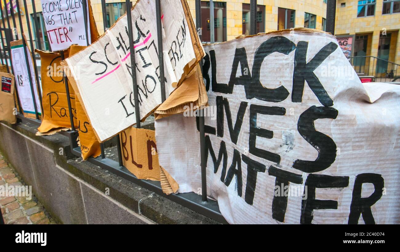 Des signes de protestation après un rassemblement Black Lives Matter sur Römerberg, la place de la mairie dans le centre de Francfort, Hesse, Allemagne. Banque D'Images