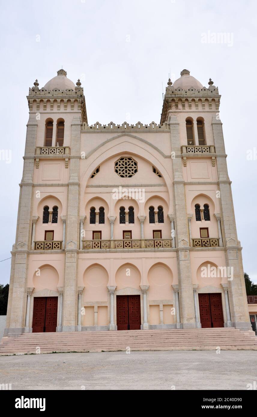 Tunis, TUNISIE - 06 février 2009 : l'Acropolium, ou cathédrale Saint Louis, une église du XIXe siècle à Byrsa Hill dans l'ancienne ville de Carthage on o Banque D'Images