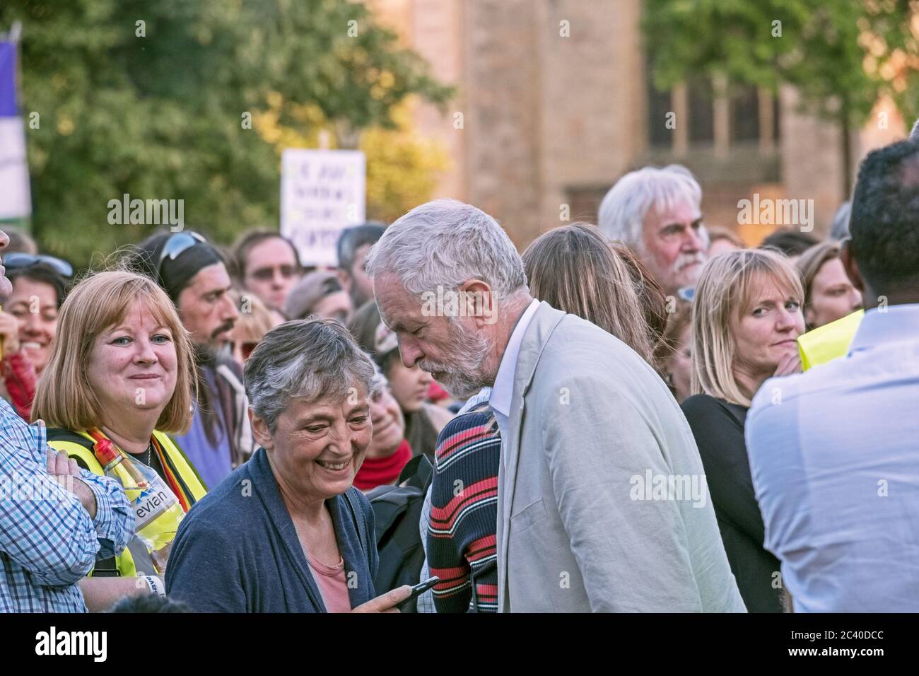 Jeremy Corbyn MP parle à un membre de l'assistance lors d'un rassemblement sur College Green à Bristol, Royaume-Uni le 8 août 2016. Le rassemblement faisait partie de Corbyn's campagne pour la réélection à la tête du parti travailliste. Banque D'Images