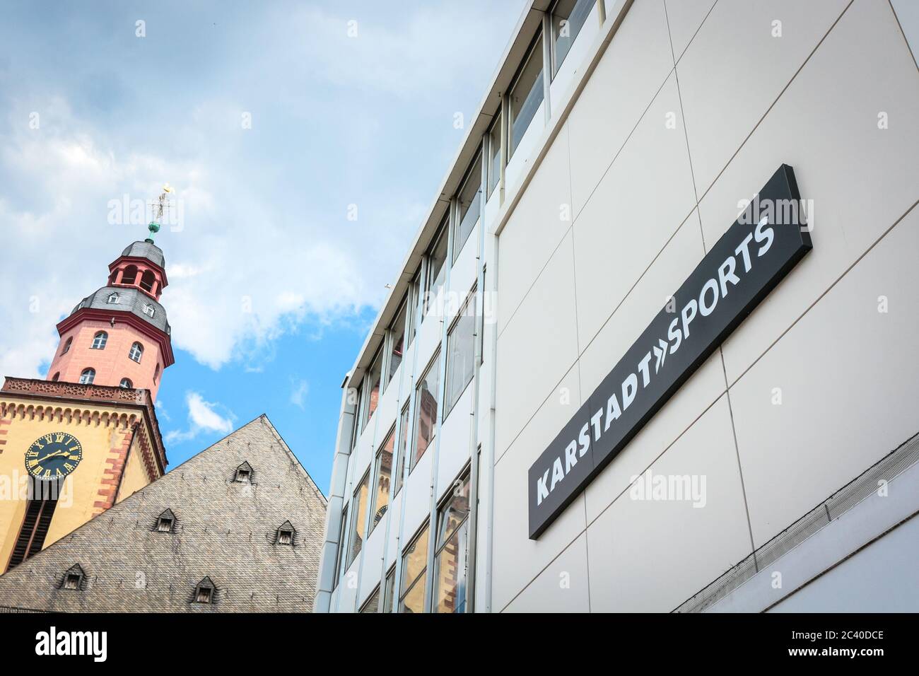 Karstadt Sports, magasin sur la place Hauptwache, Francfort, Allemagne. Le détaillant a annoncé la fermeture de dizaines de magasins pendant la crise du coronavirus. Banque D'Images