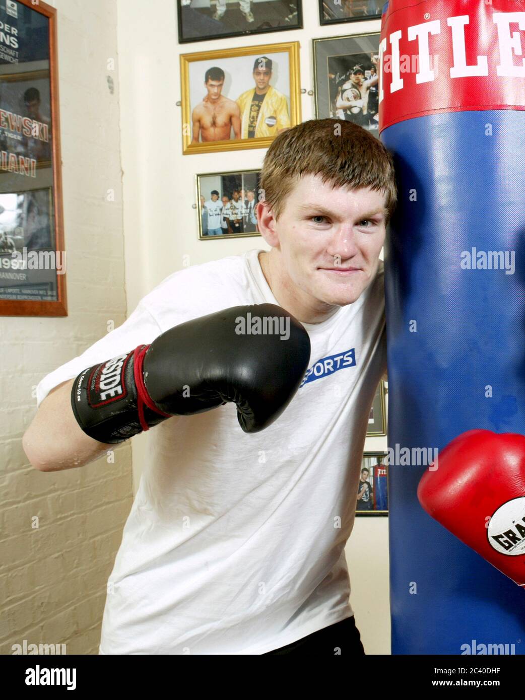 Boxeur professionnel Ricky Hatton à sa salle de sport de Manchester, Angleterre, le 27 mai 2004. Le sportif a remporté les championnats du monde, y compris le traîneau à boxe Banque D'Images