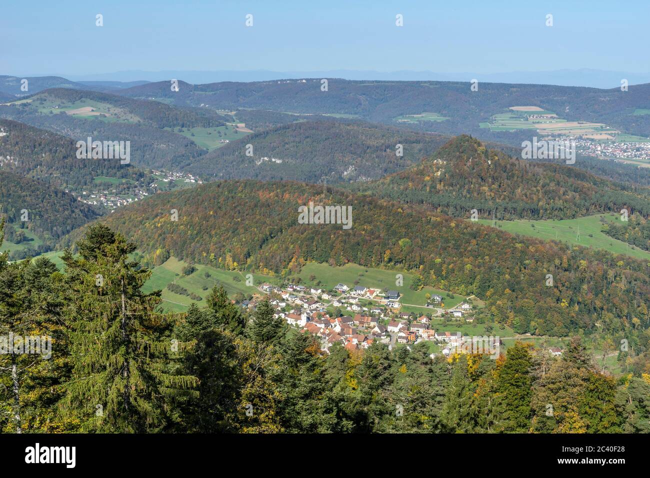 DAS Dorf Grindel im Solothurner Jura (Schwarzbubenland) mit dem Rütliberg dahinter und dem spitzen Stürmenchopf. Sicht vom Stierenberg. Banque D'Images