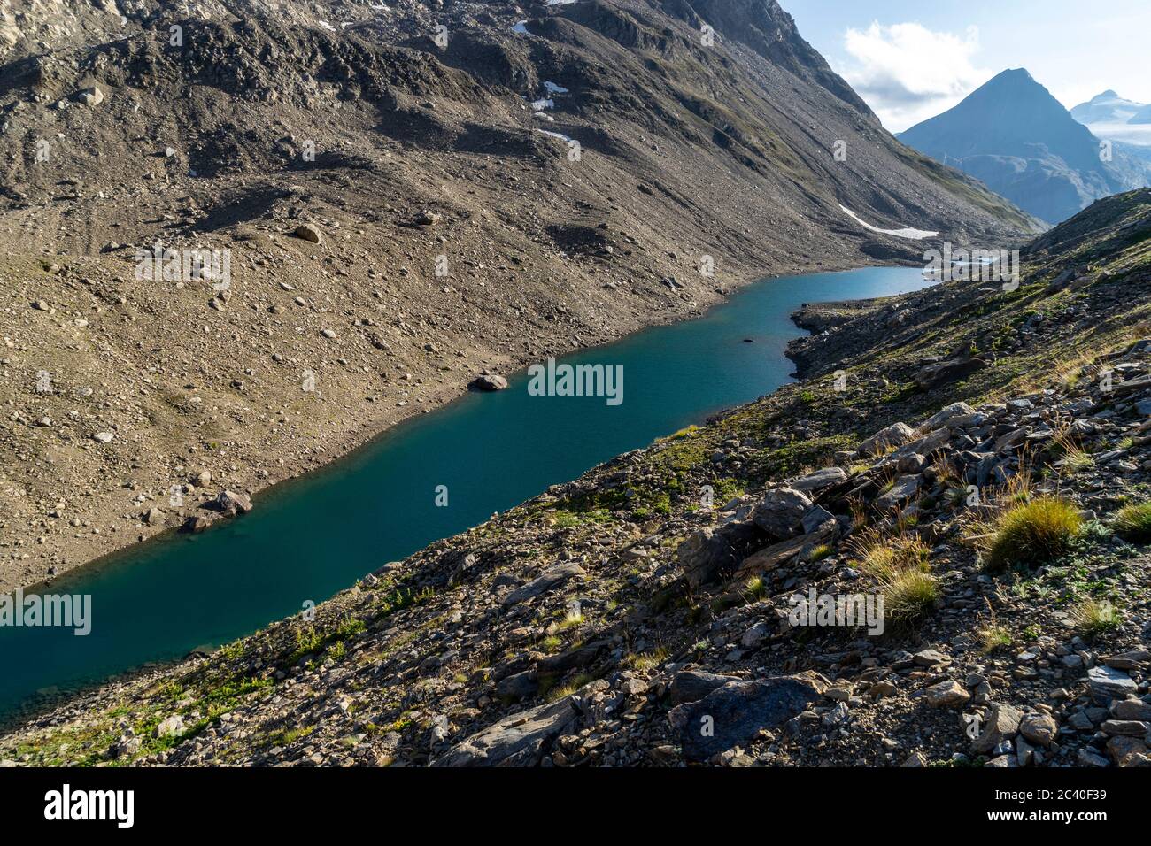 Namenloser Voir im Val Corno, Kanton Tessin, wenig unterhalb des Cornopass oder Passo del Corno (Rechts hinter dem Voir). Handel mit und Verwaltung von Dienstleistungen Banque D'Images