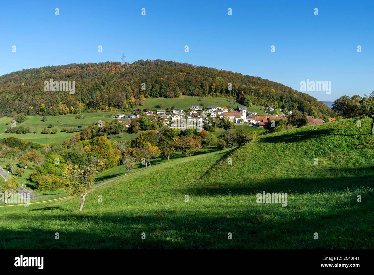 DAS Dorf Grindel im Solothurner Jura (Schwarzbubenland) mit dem Rütliberg dahinter Banque D'Images