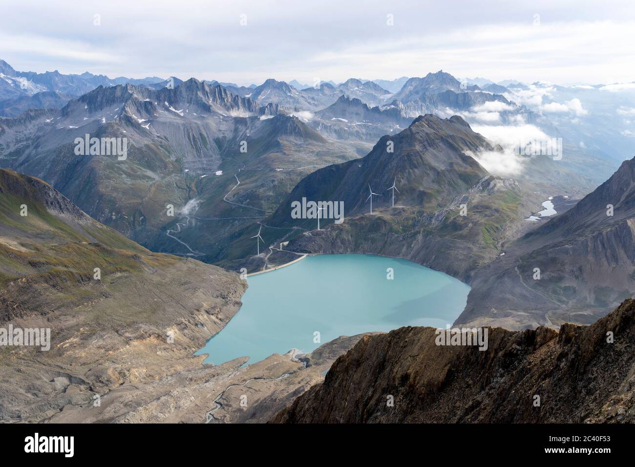 Sicht vom Bättelmatthorn auf der Grenze Italien-Wallis hinunter zum Griessee mit der Windenergieanlage und zur Passhöhe des Nufenenpass mit der Pass Banque D'Images