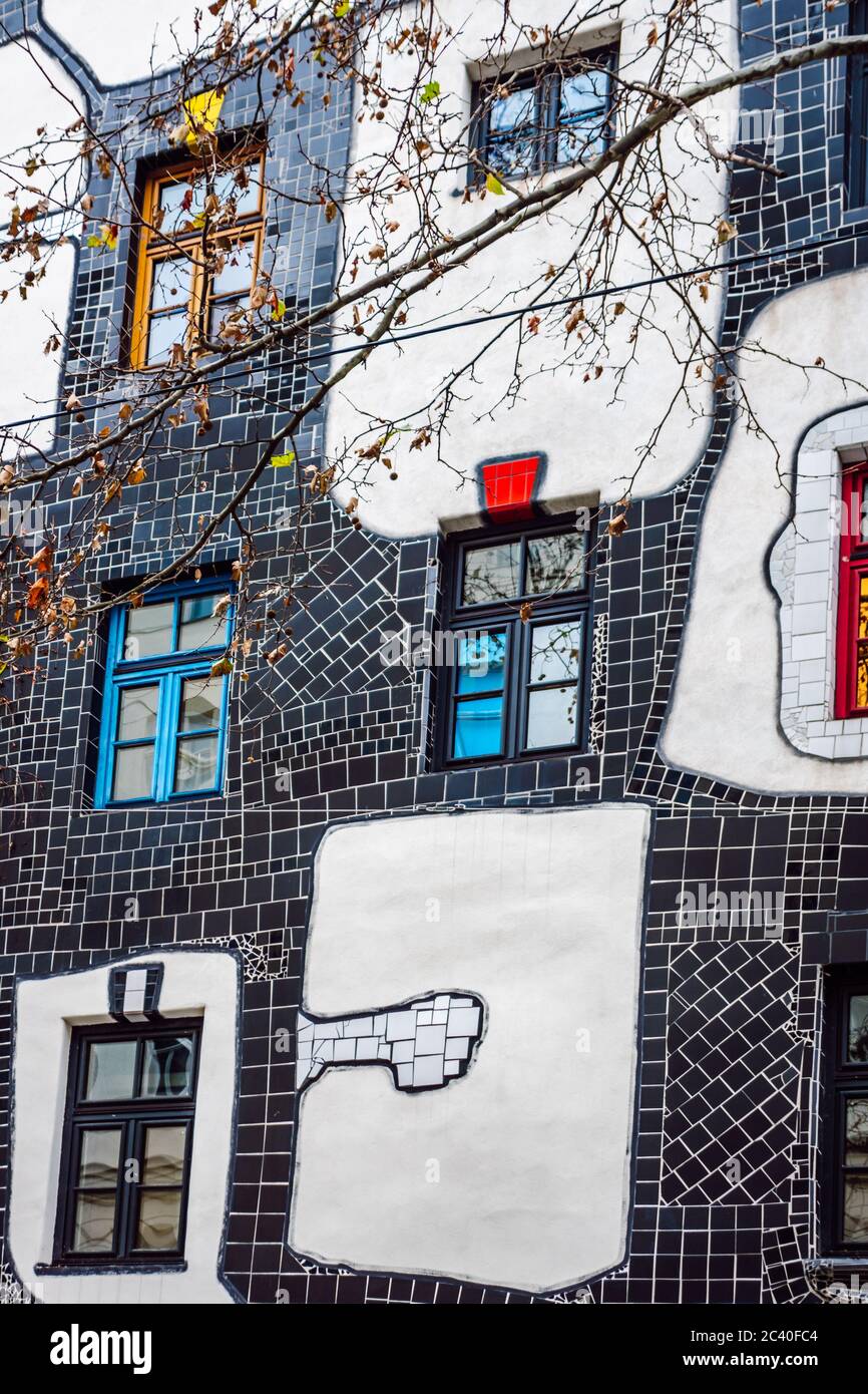 Musée Hundertwasser – Kunst Haus Wien façade colorée en damier bordée de mosaïques. Banque D'Images