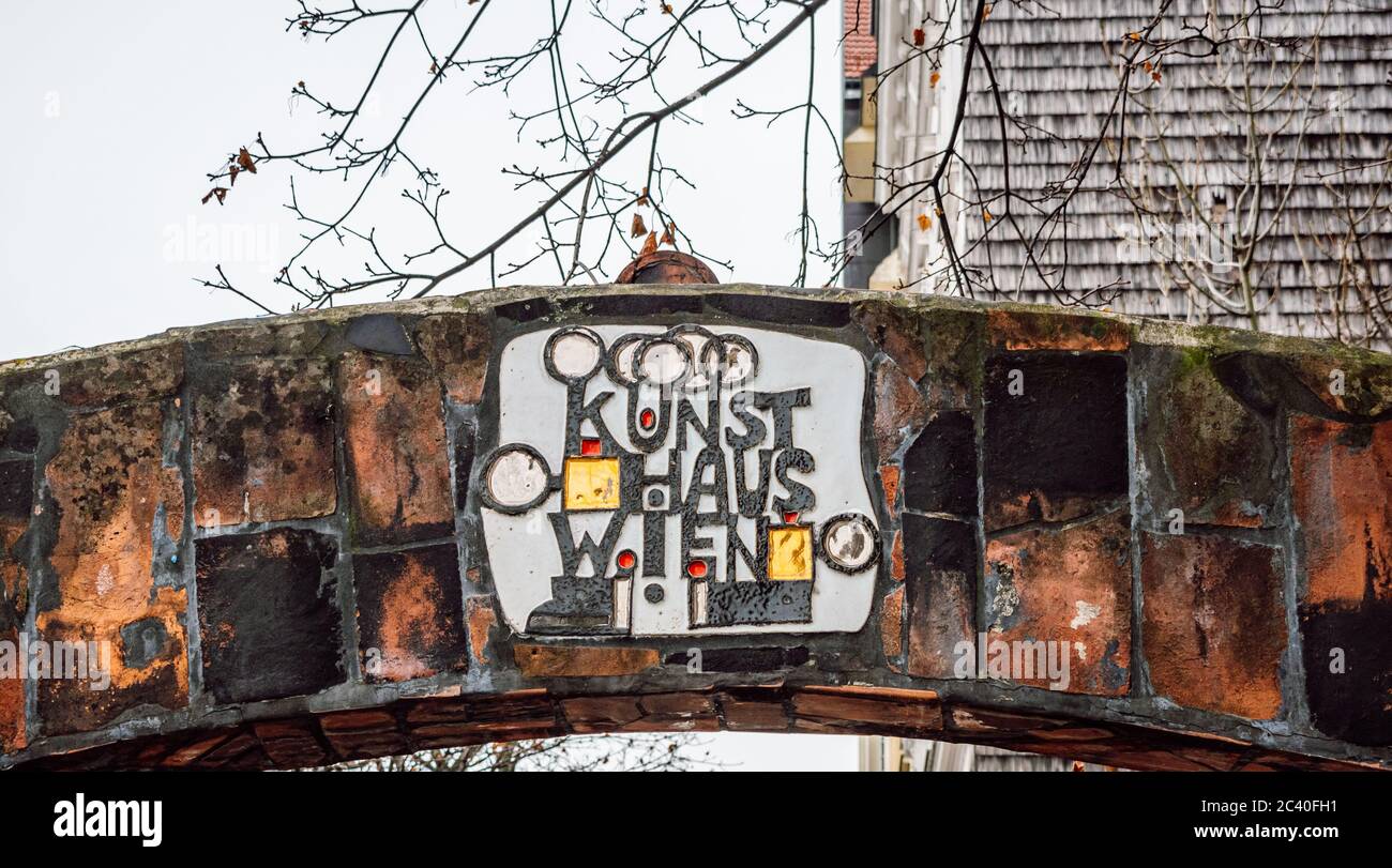 Panneau pour l'entrée du musée Kunst Haus Wien (musée Hundertwasser). Banque D'Images