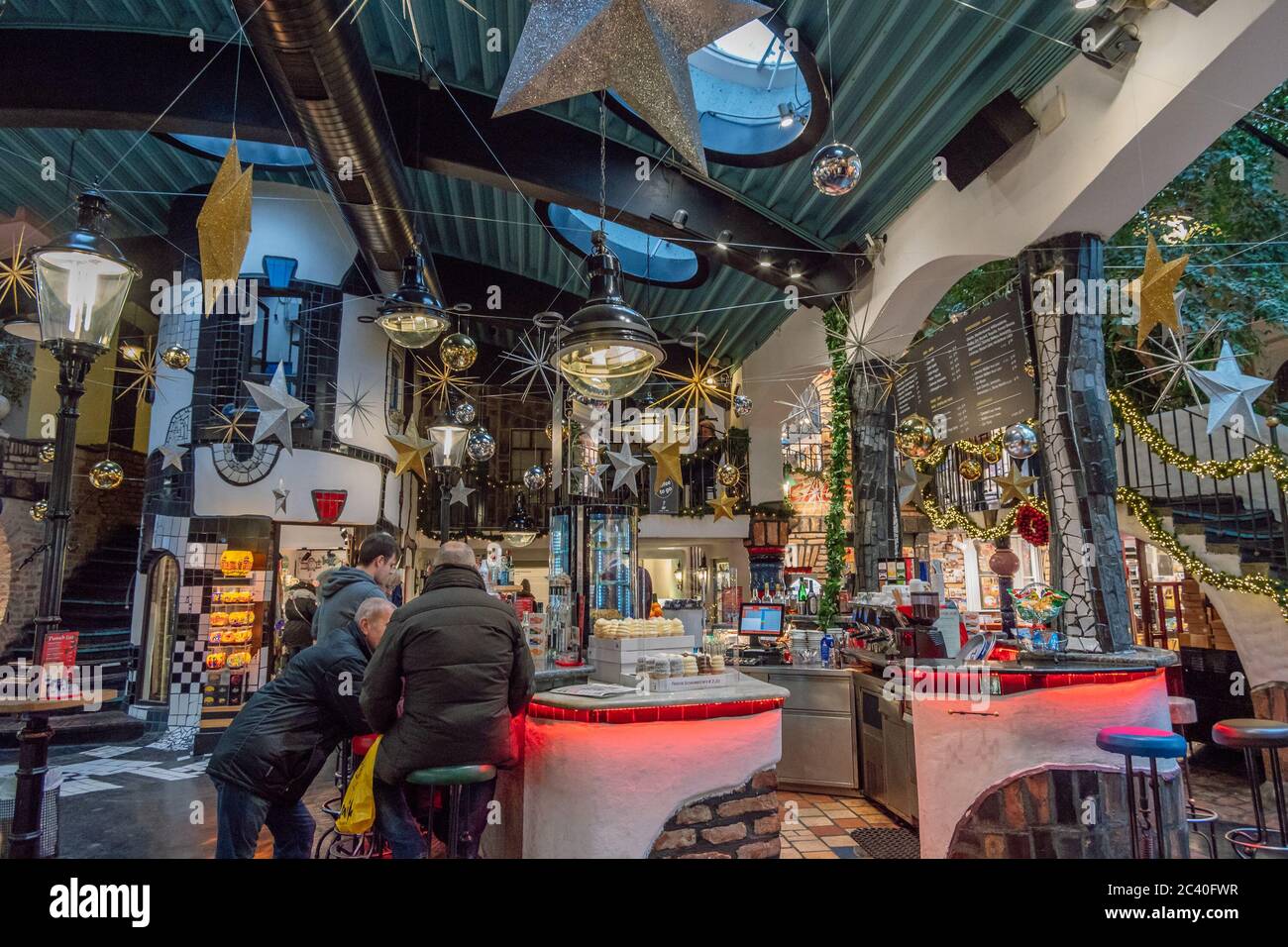 Vue intérieure du village de Hundertwasser. Bâtiment de style architectural unique de Hundertwasser, avec un café-bar, des souvenirs, des boutiques d'art. Banque D'Images