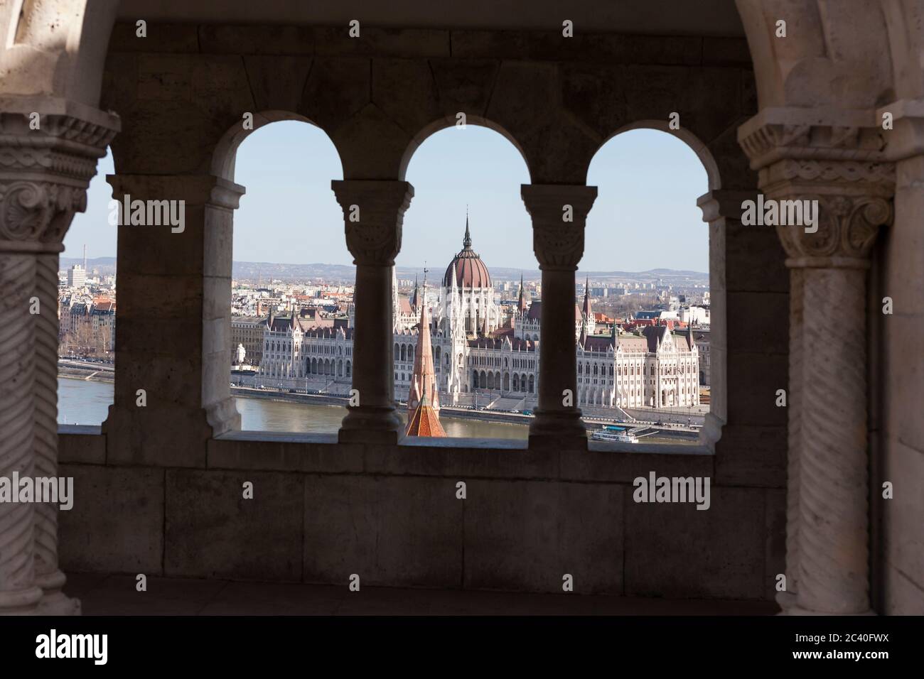 Parlement hongrois (Országház), vue de l'autre côté du Danube depuis le bastion des pêcheurs, Budapest, Hongrie Banque D'Images