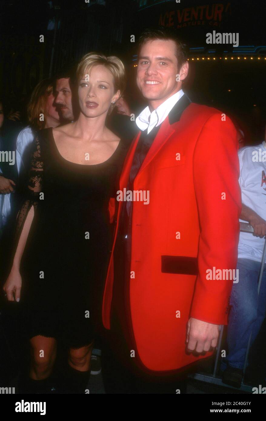 Westwood, Californie, Etats-Unis 8 novembre 1995 l'actrice Lauren Holly et l'acteur Jim Carrey assistent à la première de Warner Bros. Pictures 'Ace Ventura: Quand la nature appelles' le 8 novembre 1995 au Mann Village Theatre de Westwood, Californie, Etats-Unis. Photo par Barry King/Alay stock photo Banque D'Images