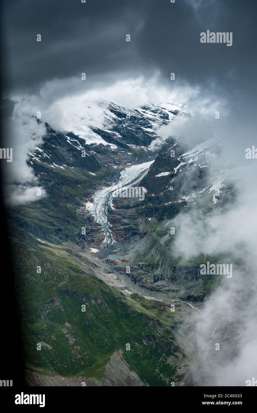 Vue aérienne du glacier de Lower Grindelwald dans les nuages Banque D'Images