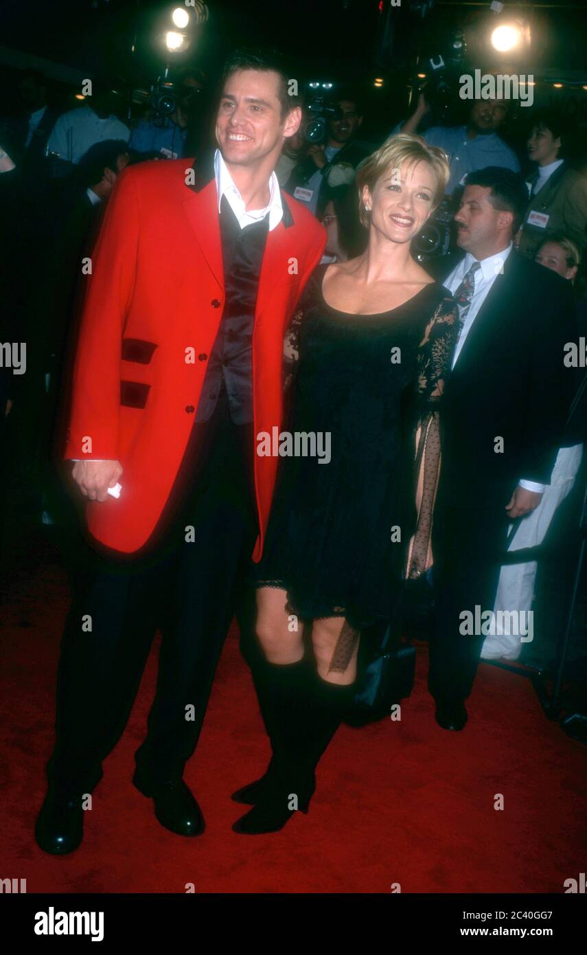 Westwood, Californie, Etats-Unis 8 novembre 1995 l'acteur Jim Carrey et l'actrice Lauren Holly assistent à la première de Warner Bros. Pictures 'Ace Ventura: Quand la nature appelles' le 8 novembre 1995 au Mann Village Theatre de Westwood, Californie, Etats-Unis. Photo par Barry King/Alay stock photo Banque D'Images