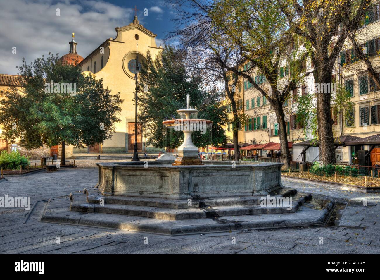 Vue sur la piazza Santo Spirito avec son église, au coeur du quartier populaire de San Frediano à Florence, en Italie Banque D'Images