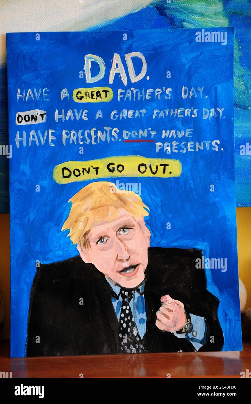 Portland. 23 juin 2020. Coronavirus. Dorset papa, Stuart (67) reçoit l'humour peint à la main, de la fille, le jour des Pères. Crédit: stuart fretwell/Alay L. Banque D'Images