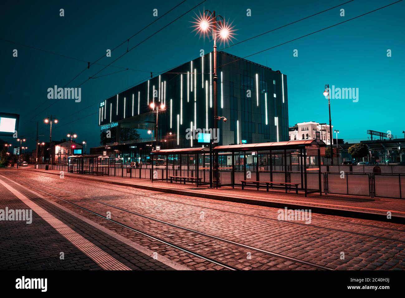 Gare principale de Bydgoszcz après le coucher du soleil. Heure bleue. Gare de Moder éclairée par les lumières de la ville. Banque D'Images