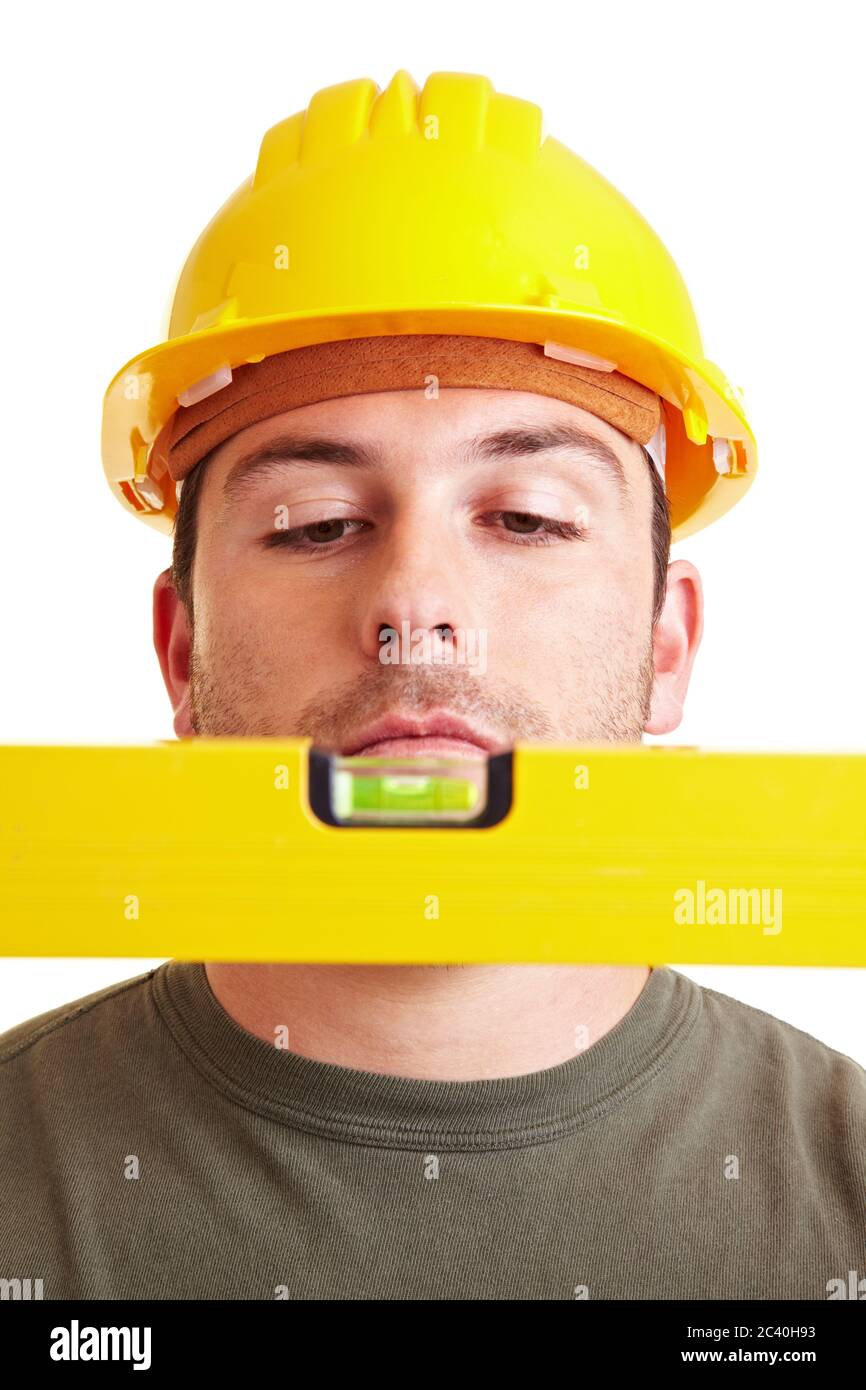 Un ouvrier de la construction regarde une libellule jaune à l'esprit Banque D'Images