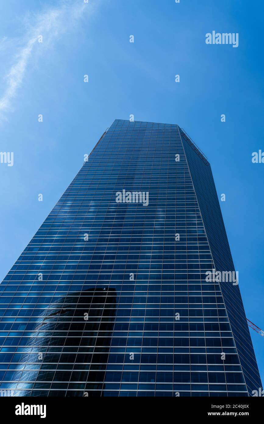 Madrid, Espagne - 14 juin 2020 : gratte-ciel bleu dans le quartier des affaires de four Towers. Torre de Cristal Banque D'Images