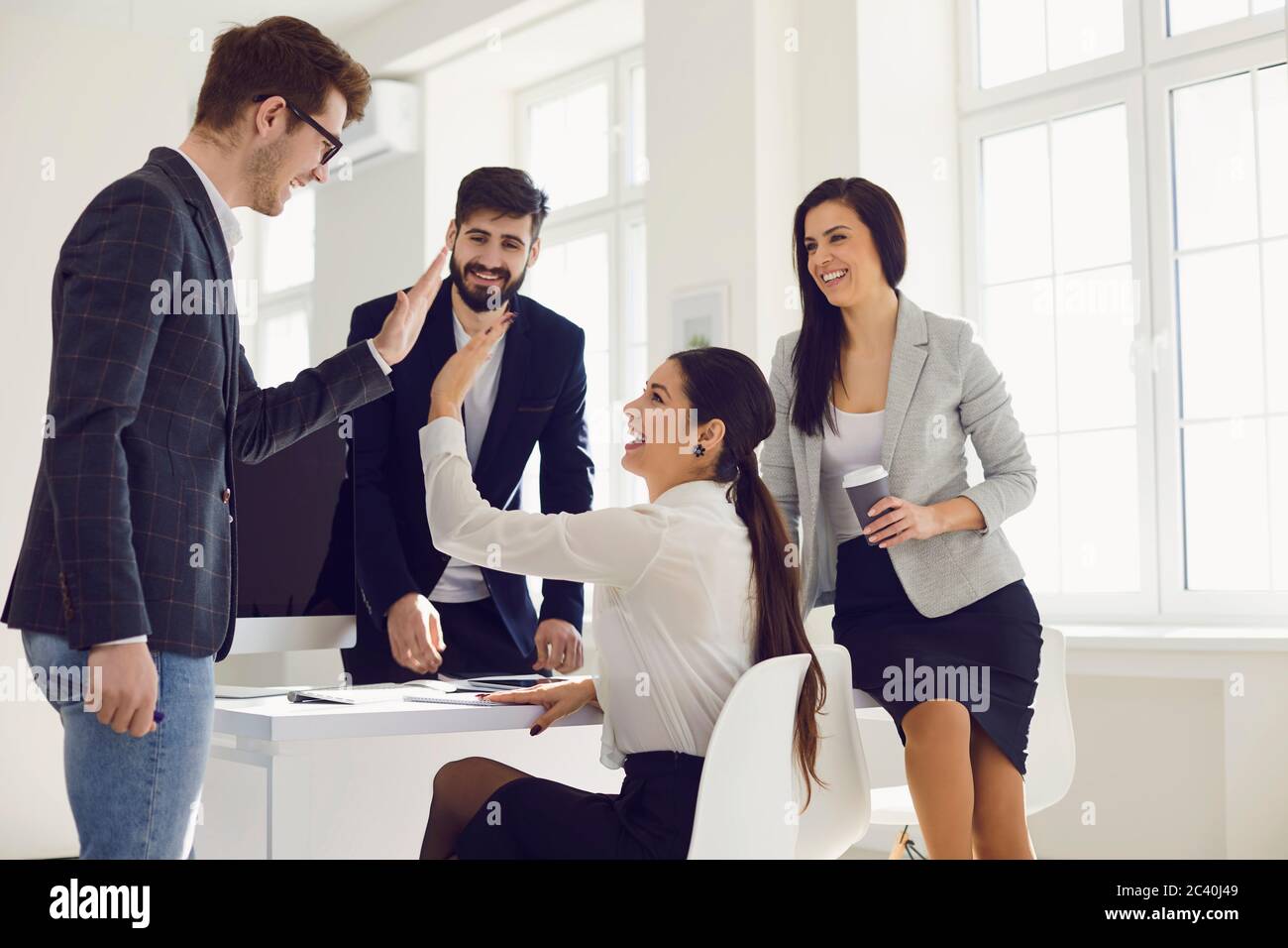 Les gens d'affaires heureux donnent de nouvelles idées pour un nouveau projet de démarrage lors d'une réunion au bureau. Banque D'Images