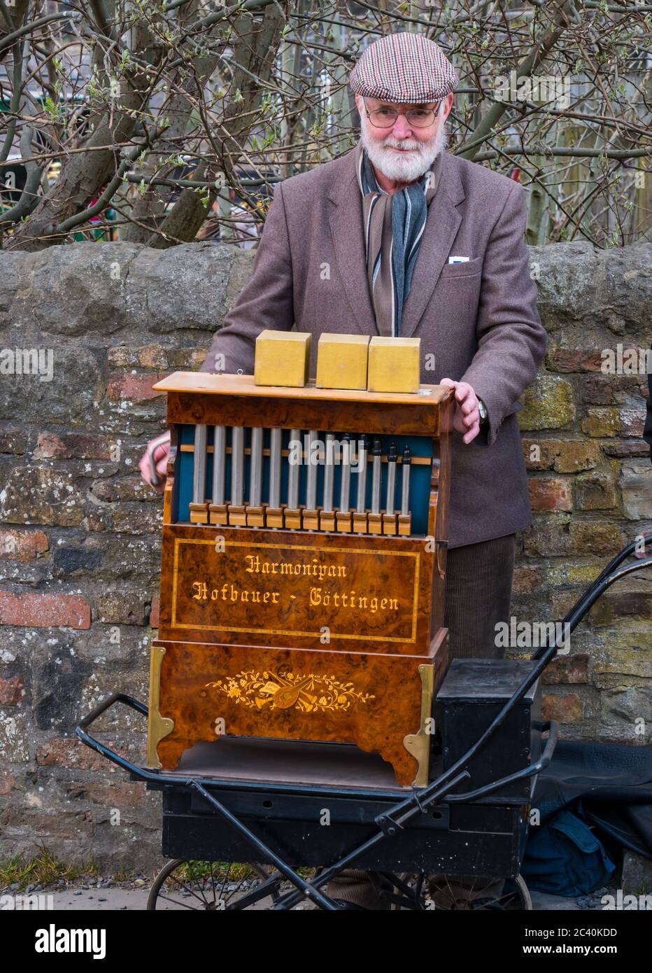 Homme en costume d'époque comme moulin à orgue avec orgue de rue allemand ou harmonipan, Beamish Museum, Durham County, Angleterre, Royaume-Uni Banque D'Images