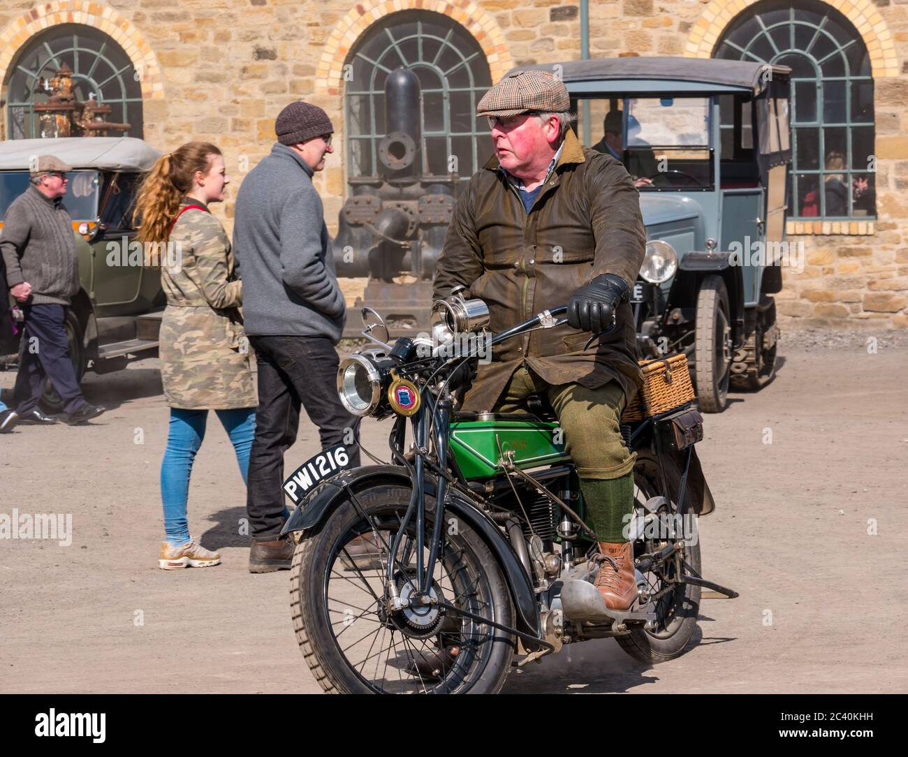 Homme à cheval 1923 Rudge Motorcycle, Great North Steam Fair, Beamish, Durham County, Angleterre, Royaume-Uni Banque D'Images