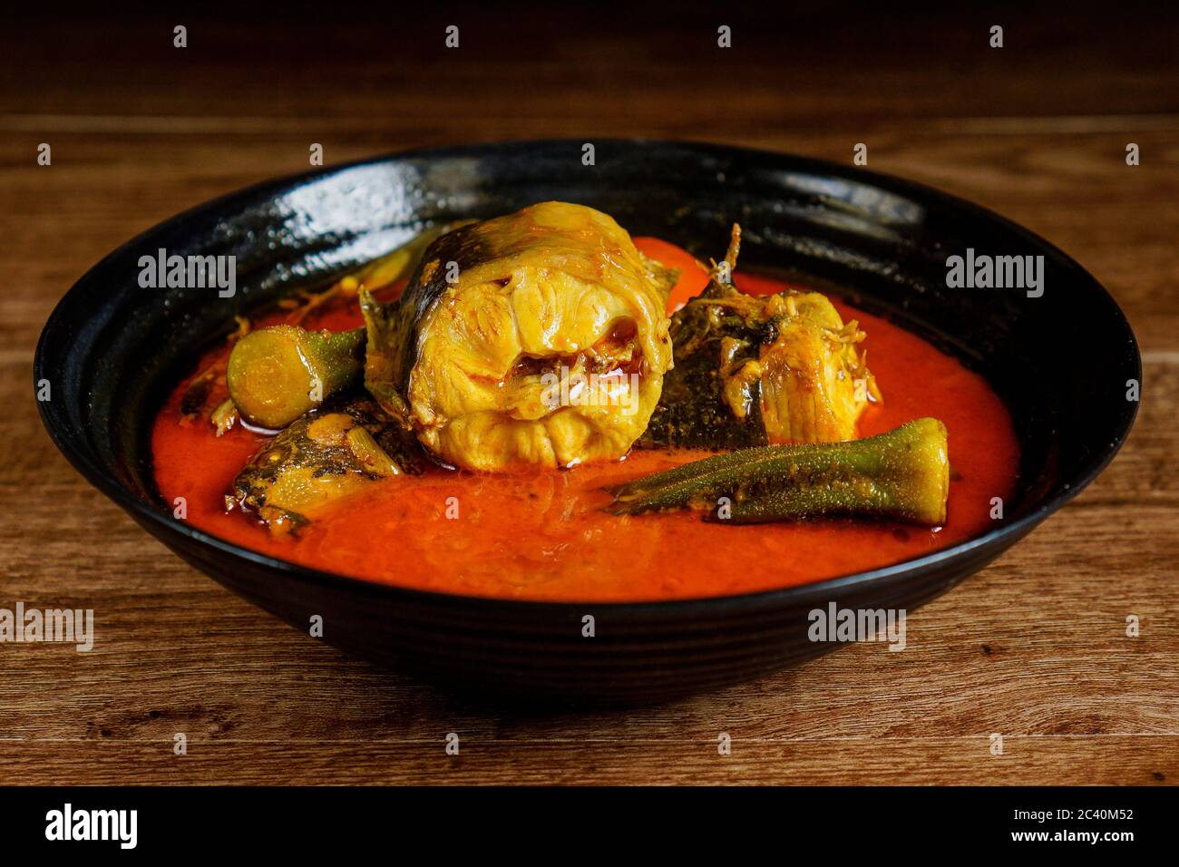 Poisson-chat avec sauce au curry épicée et légumes Banque D'Images