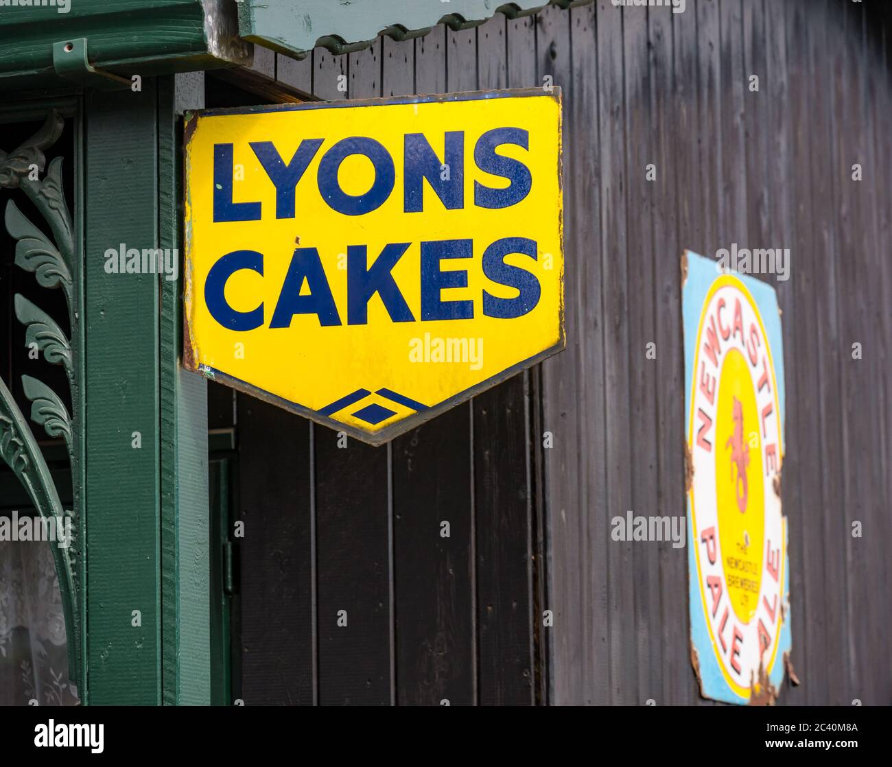 Panneau publicitaire vintage à l'ancienne pour les gâteaux de Lyon, musée Beamish, comté de Durham, Angleterre, Royaume-Uni Banque D'Images