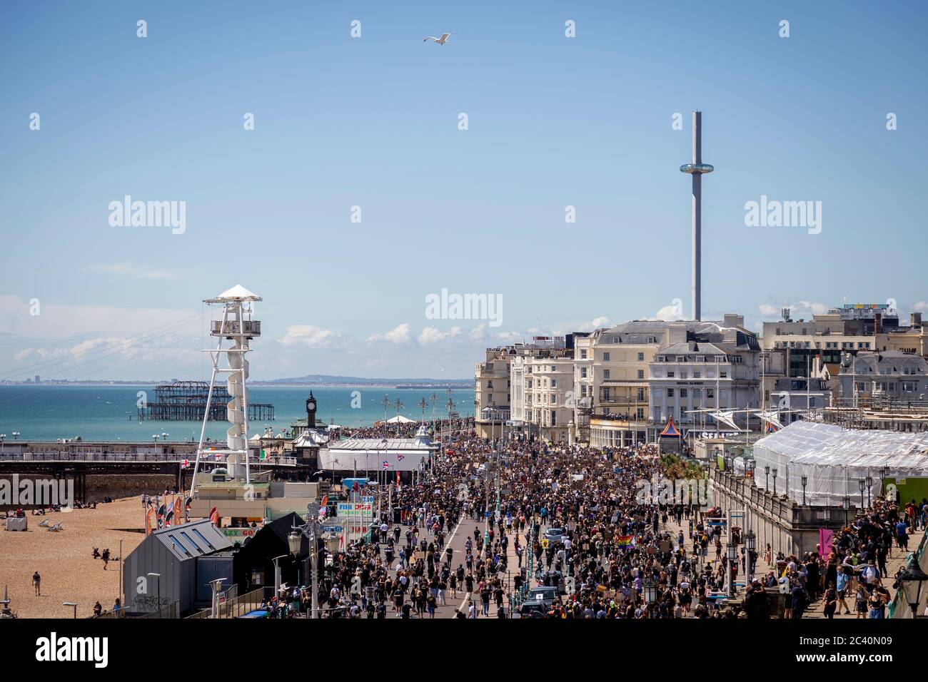 La foule se brise à BLM march à Brighton Banque D'Images