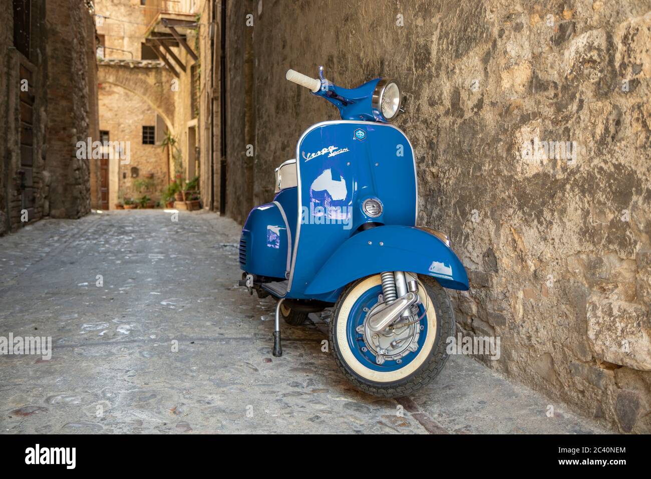 30 juin 2019 - Rome, Latium, Italie - UN Piaggio Vespa Sprint bleu, garée dans une allée d'un ancien village, en Italie. Le symbole de scooter de l'italien Banque D'Images