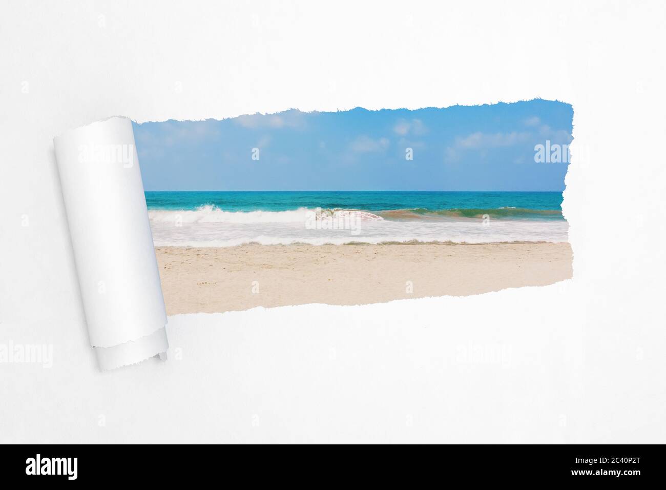Sable Océan ou Plage de la mer dans le trou de papier blanc déchiré extrême de gros plan. Rendu 3d Banque D'Images