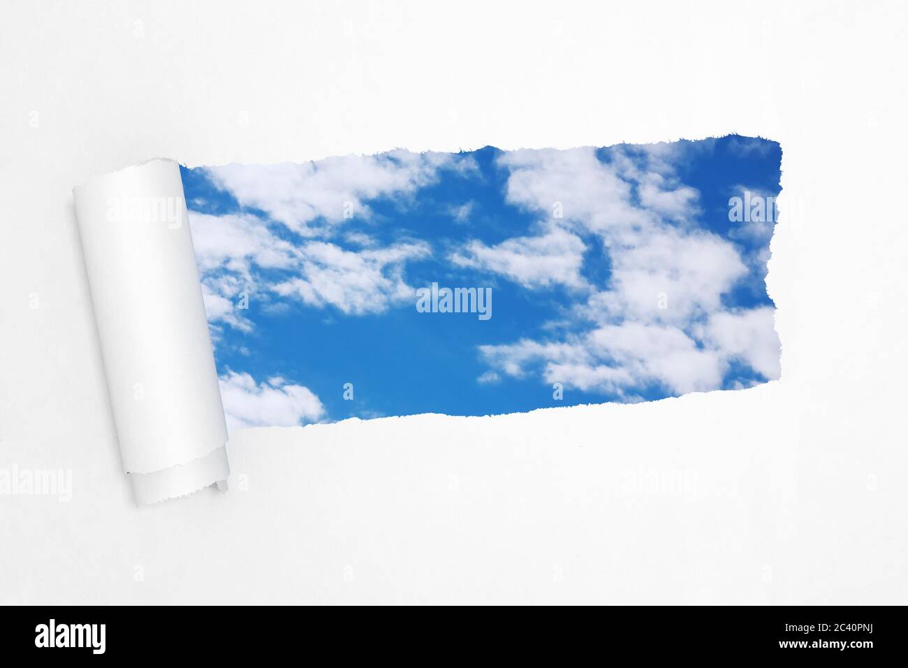 Ciel bleu dans le trou de papier blanc déchiré très gros plan. Rendu 3d Banque D'Images