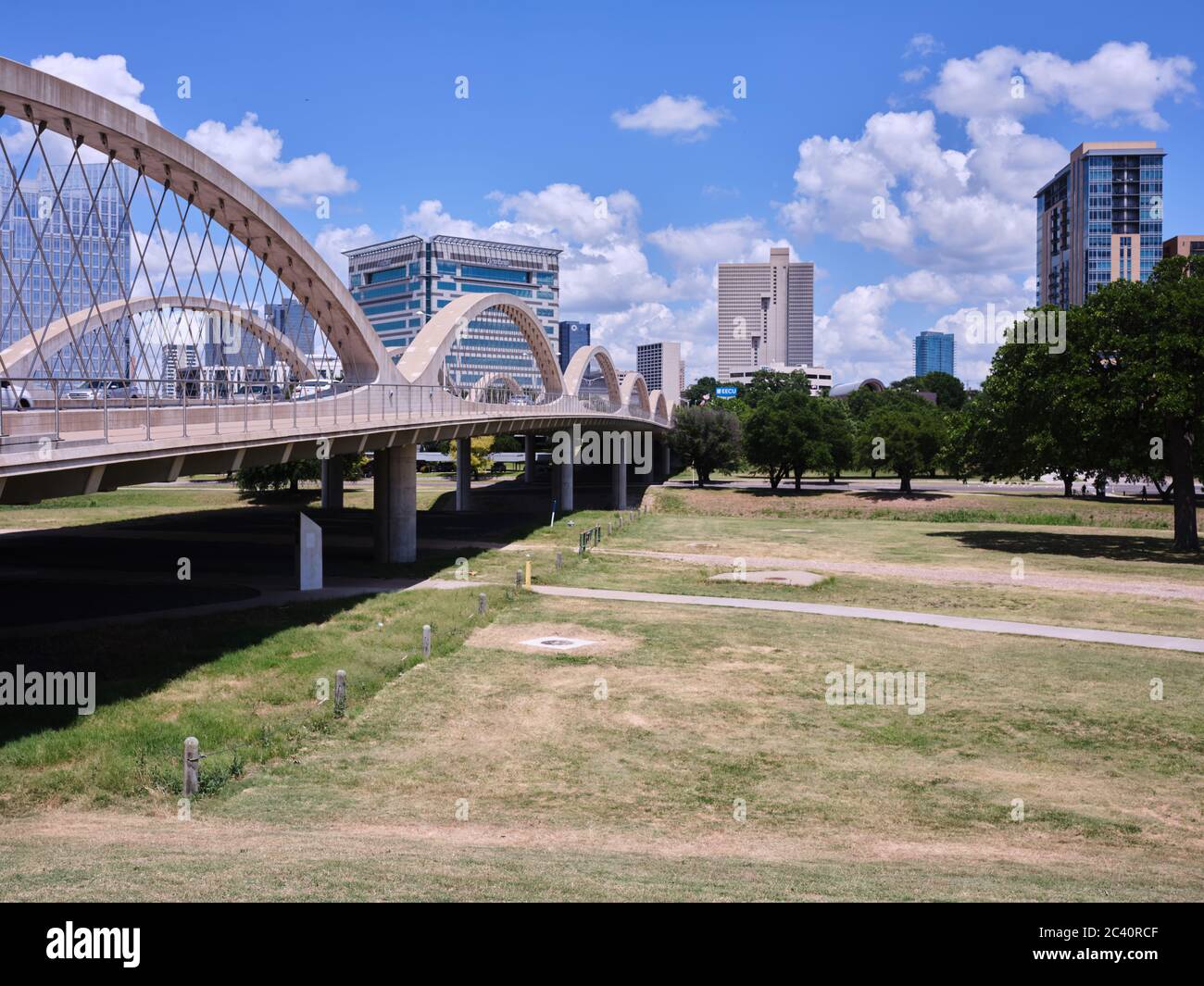 Fort Worth Skyline et Seventh Street Bridge V3 062420 Banque D'Images