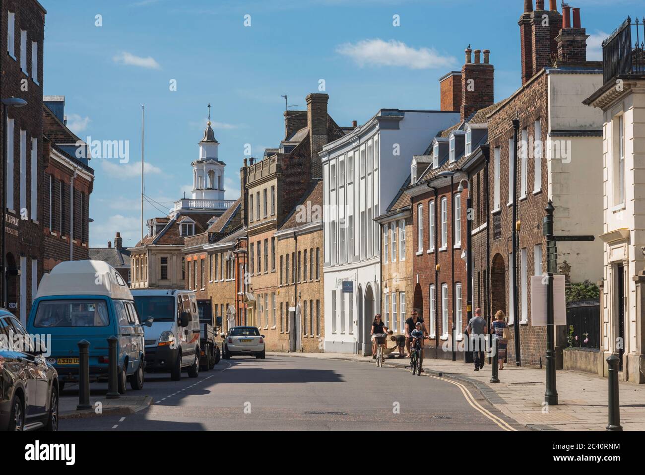 Norfolk, vue sur les propriétés qui bordent King Street dans le centre historique de King's Lynn, Norfolk, Angleterre, Royaume-Uni. Banque D'Images